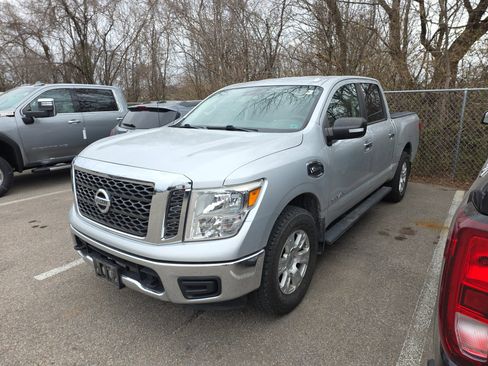 Used 2017 Nissan Titan SV image 3