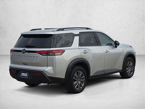 Used 2025 Nissan Pathfinder SV FWD image 5