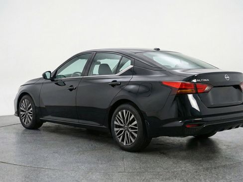 Used 2025 Nissan Altima 2.5 SV FWD image 6