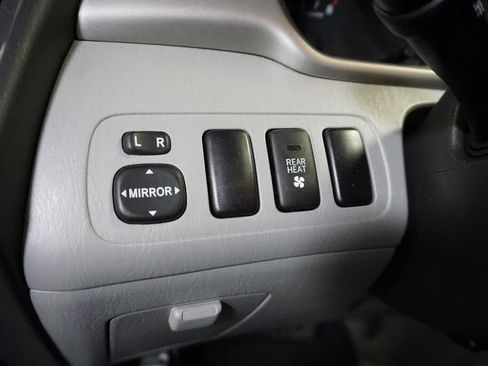 Used 2006 Toyota Highlander 4WD V6 w/ 3rd Row image 12