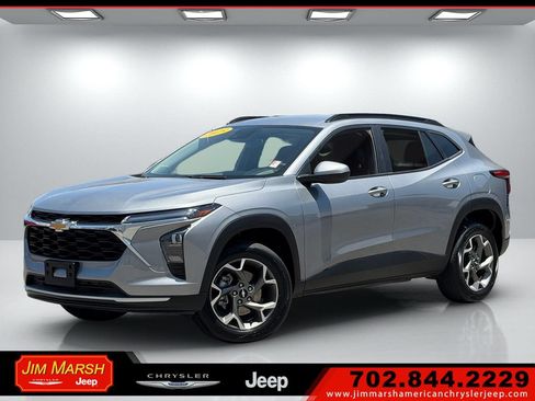 Used 2025 Chevrolet Trax LT FWD image 1