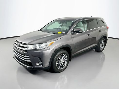 Used 2019 Toyota Highlander XLE AWD/4WD image 3