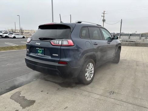 Used 2021 Jeep Cherokee Latitude w/ Mopar Interior Package AWD/4WD image 3