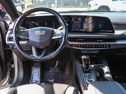 Used 2024 Cadillac XT4 Premium Luxury image 3