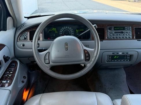 Used 2002 Lincoln Town Car Executive RWD image 18