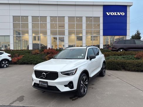 Certified 2025 Volvo XC40 B5 Plus image 50