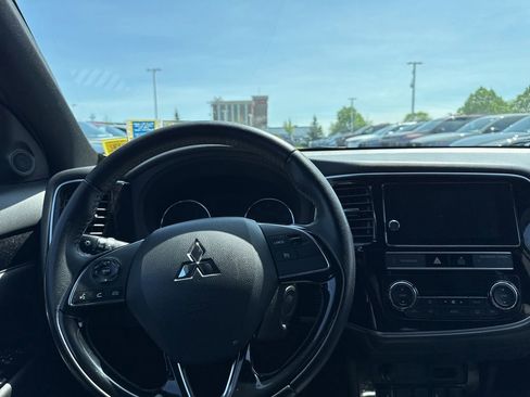 Used 2019 Mitsubishi Outlander AWD image 11