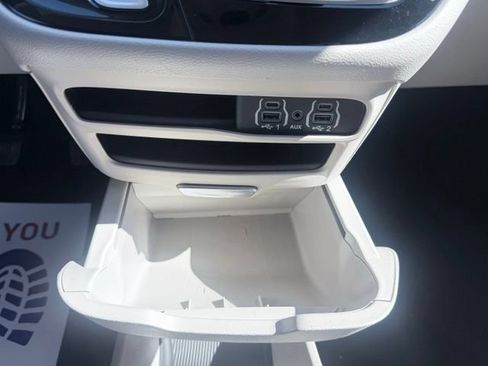 Used 2023 Chrysler Pacifica Touring-L FWD image 18