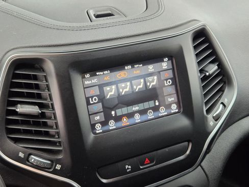 Used 2020 Jeep Cherokee Latitude Plus image 17