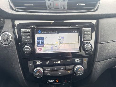 Used 2017 Nissan Rogue SV w/ SV Premium Package image 12