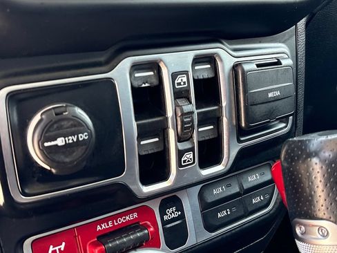 Used 2023 Jeep Gladiator Mojave w/ LED Lighting Group AWD/4WD image 16