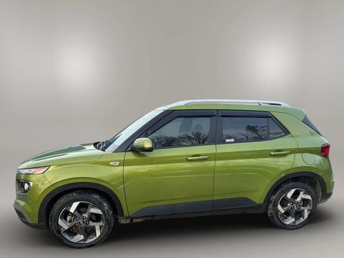 Used 2024 Hyundai Venue SEL image 2