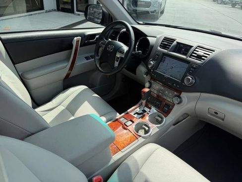 Used 2011 Toyota Highlander Limited w/ Tow Pkg AWD/4WD image 6