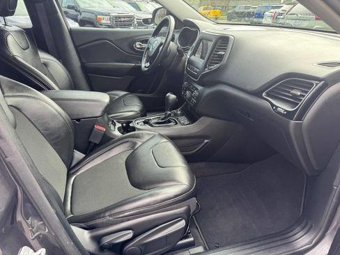 Used 2021 Jeep Cherokee Latitude Plus AWD/4WD image 12