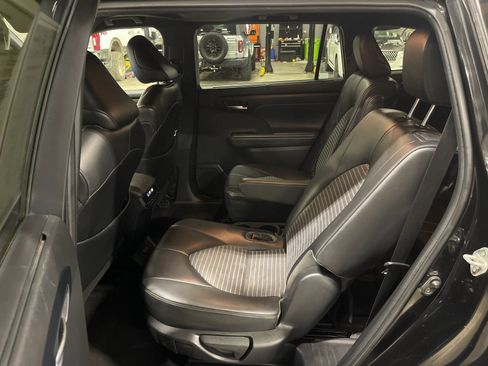 Used 2023 Toyota Highlander XSE FWD image 14