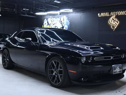 Used 2018 Dodge Challenger R/T w/ Driver Convenience Group RWD image 2