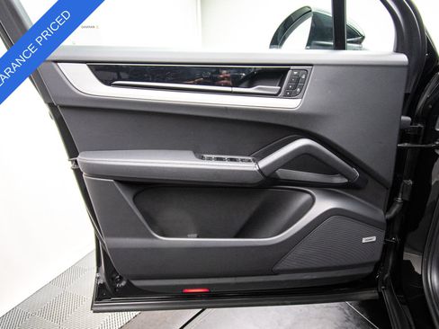 Used 2025 Porsche Cayenne AWD/4WD image 33