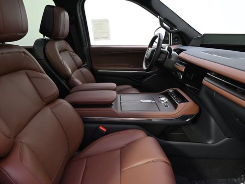 New 2027 Lincoln Navigator Reserve AWD/4WD image 16