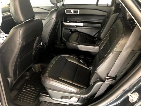 Used 2022 Ford Explorer XLT w/ Equipment Group 202A image 9