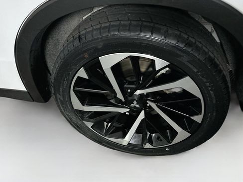 Used 2024 Mitsubishi Outlander SE image 11