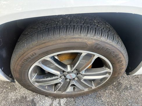Used 2017 GMC Acadia Denali w/ Technology Package FWD image 4