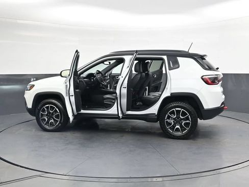 Used 2025 Jeep Compass Trailhawk AWD/4WD image 33