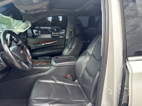 Used 2019 Cadillac Escalade Luxury AWD/4WD image 9