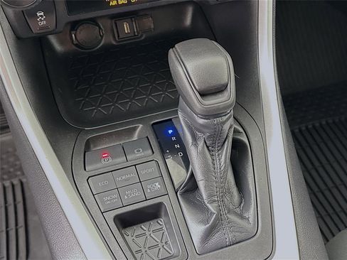 Used 2021 Toyota RAV4 LE image 15