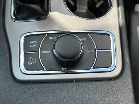 Used 2022 Jeep Grand Cherokee Laredo X AWD/4WD image 38