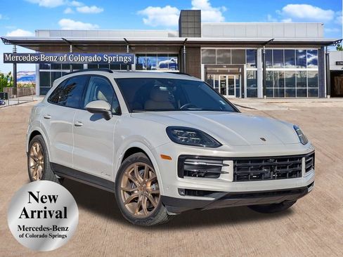 Used 2024 Porsche Cayenne image 1