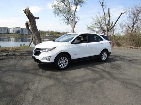 Used 2019 Chevrolet Equinox LS image 2
