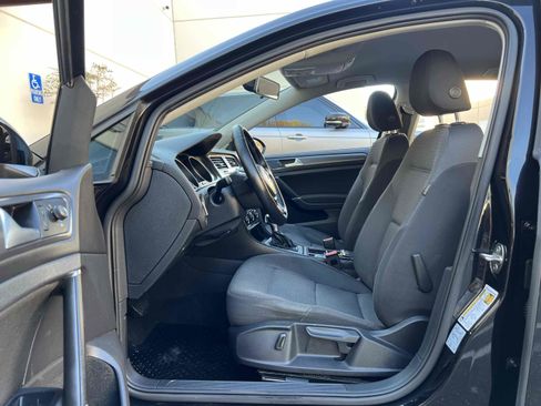 Used 2018 Volkswagen e-Golf SE w/ DC Fast Charging Package image 4