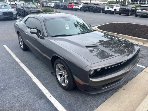 Used 2019 Dodge Challenger SXT RWD image 2