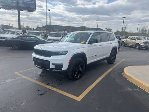 Used 2025 Jeep Grand Cherokee L Limited w/ Black Appearance Package AWD/4WD image 4
