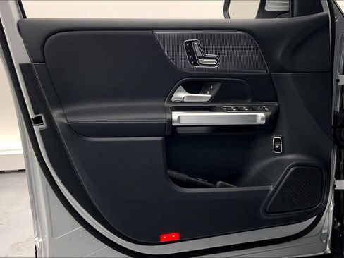 Used 2022 Mercedes-Benz GLB 250 image 23