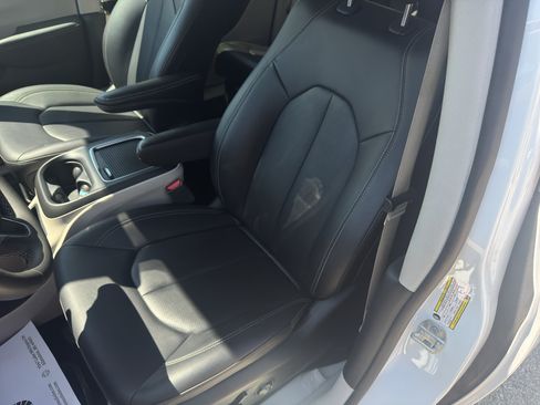 Used 2024 Chrysler Pacifica Touring-L FWD image 16