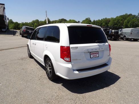 Used 2018 Dodge Grand Caravan SE w/ UConnect Hands-Free Group image 5
