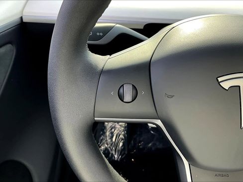 Used 2025 Tesla Model Y Performance image 22