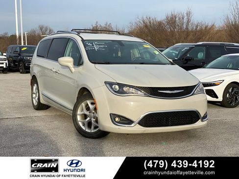 Used 2017 Chrysler Pacifica Touring-L Plus w/ Tire & Wheel Group image 1