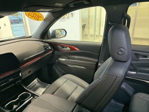 Used 2025 Chevrolet Traverse Z71 image 32