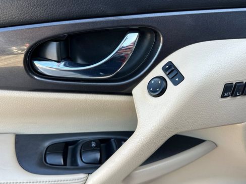 Used 2018 Nissan Rogue SV w/ Premium Package FWD image 11