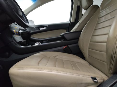 Used 2019 Ford Edge SE FWD image 17