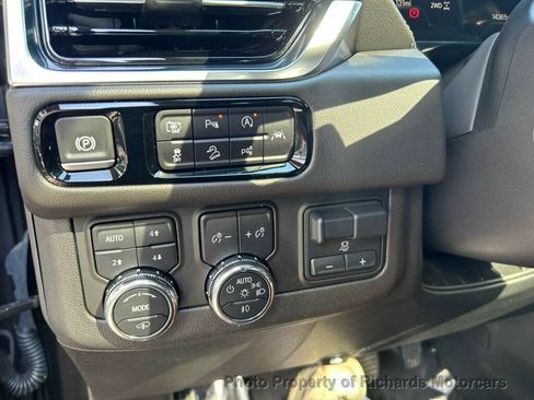 Used 2025 GMC Yukon XL Denali w/ Denali Reserve Package AWD/4WD image 16