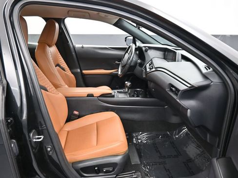 Used 2021 Lexus UX 200 w/ Accessory Package (Z2) FWD image 33