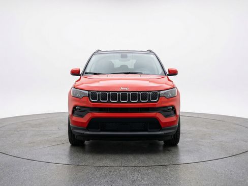 Used 2025 Jeep Compass Latitude AWD/4WD image 2