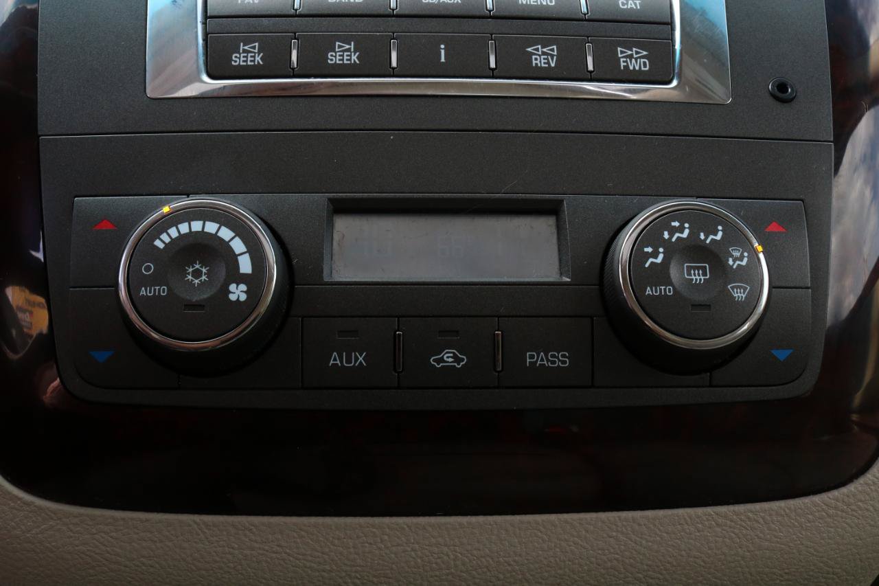 Used 2009 Cadillac DTS w/ Sun And Sound Package FWD image 32