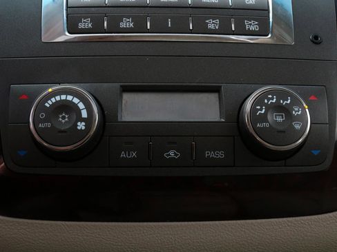 Used 2009 Cadillac DTS w/ Sun And Sound Package image 32