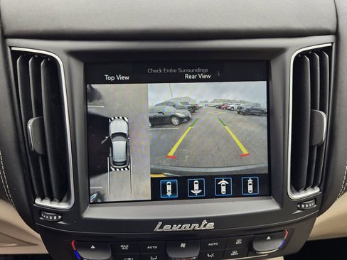 Used 2019 Maserati Levante GranLusso AWD/4WD image 16