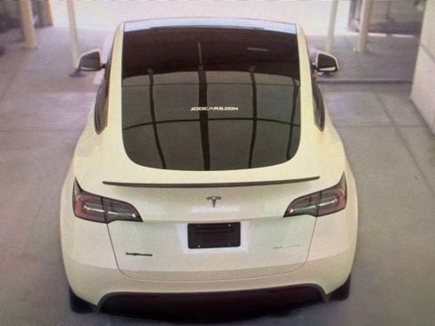 Used 2023 Tesla Model Y AWD image 11