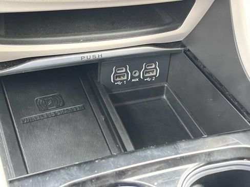 Used 2022 Chrysler Pacifica Limited FWD image 35